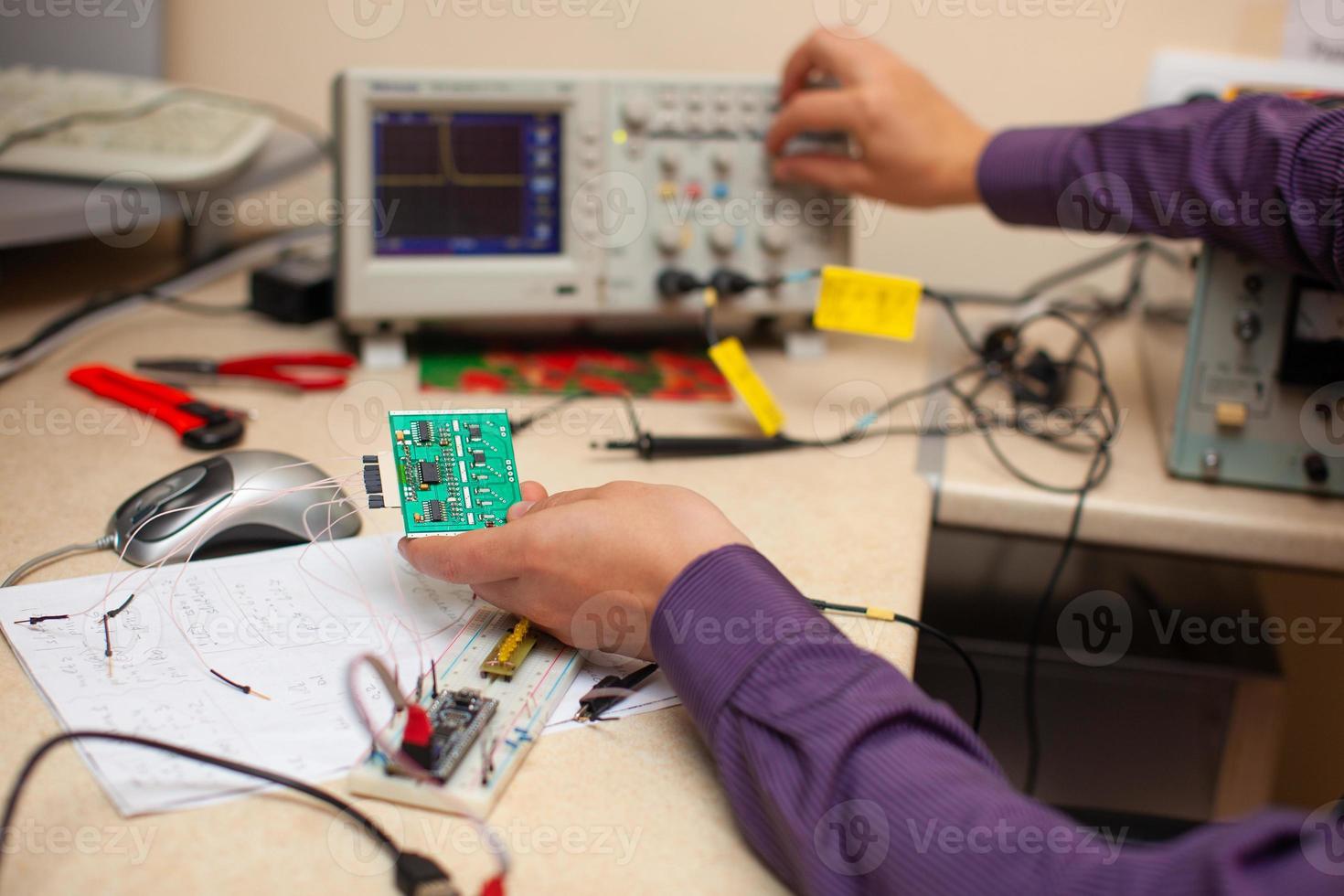 los ingenieros trabajan con dispositivos de medición eléctricos foto