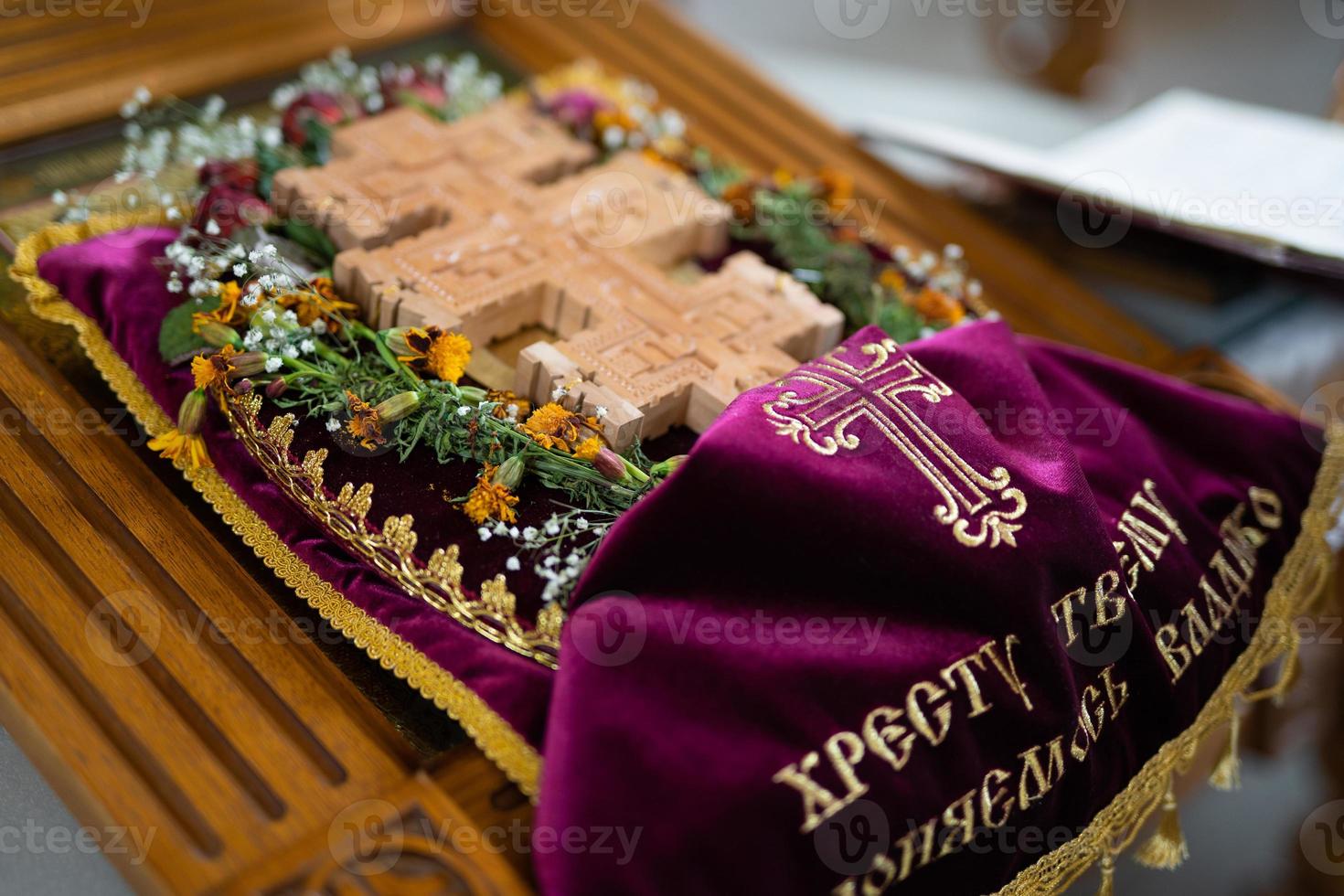 los accesorios de la iglesia para el servicio del sacerdote están hechos de oro. foto