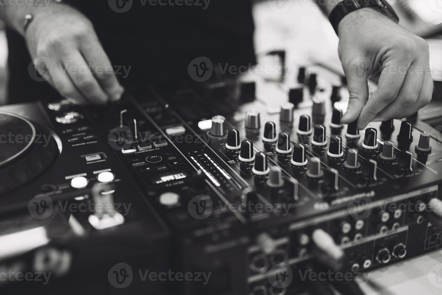 un dj toca música en un controlador en una fiesta. foto