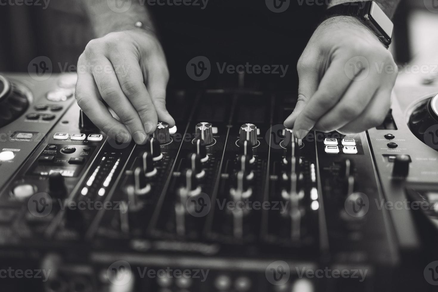 un dj toca música en un controlador en una fiesta. foto