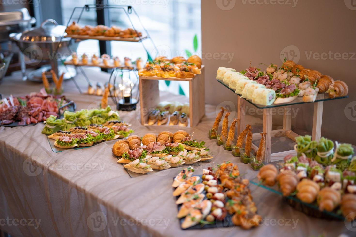 deliciosos bocadillos navideños en la mesa, la comida es gourmet foto