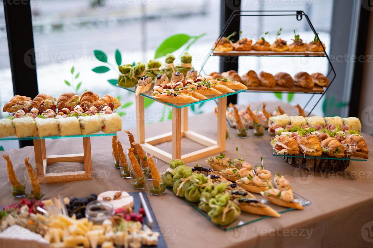 deliciosos bocadillos navideños en la mesa, la comida es gourmet foto