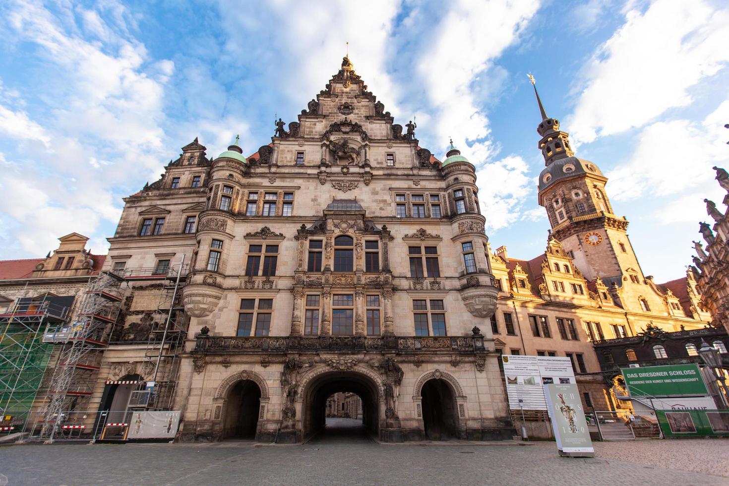 hermosa arquitectura y catedrales de la parte central de la ciudad de dresde, alemania. foto