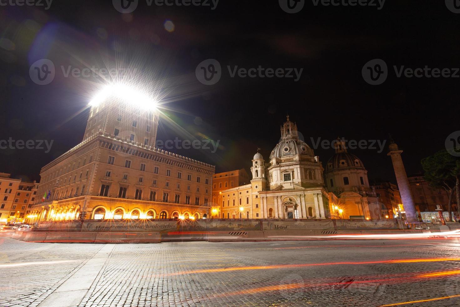 roma, italia, arquitectura, centro de la ciudad por la noche con luz de fondo. foto