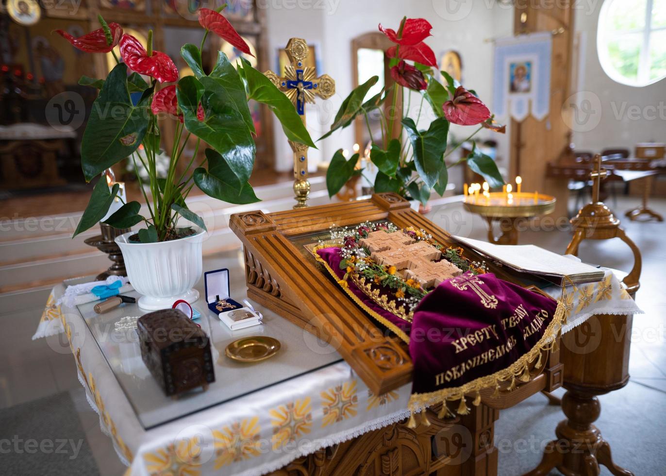 los accesorios de la iglesia para el servicio del sacerdote están hechos de oro. foto