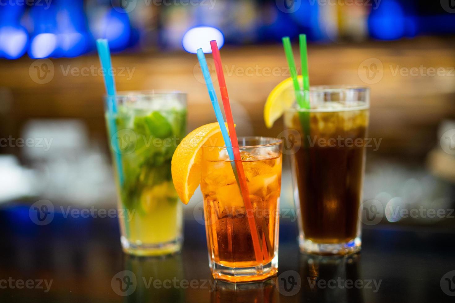 primer plano de una hermosa foto de un cóctel en el bar