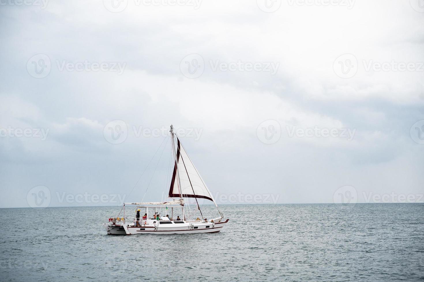 yate en mar abierto foto