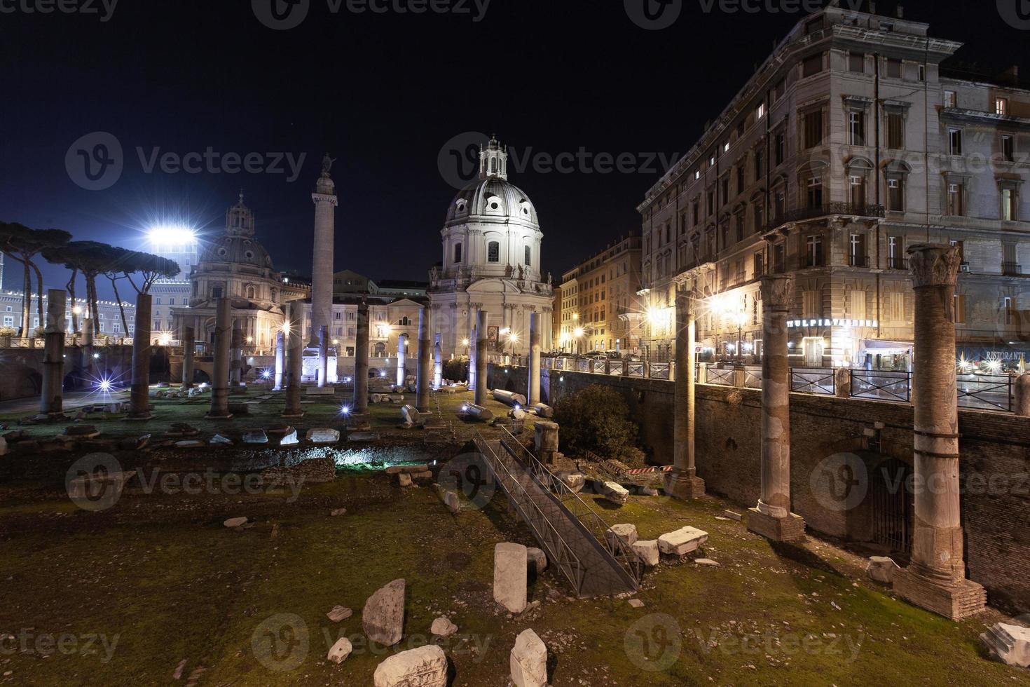 roma, italia, ruinas de la ciudad vieja por la noche con luz de fondo. foto