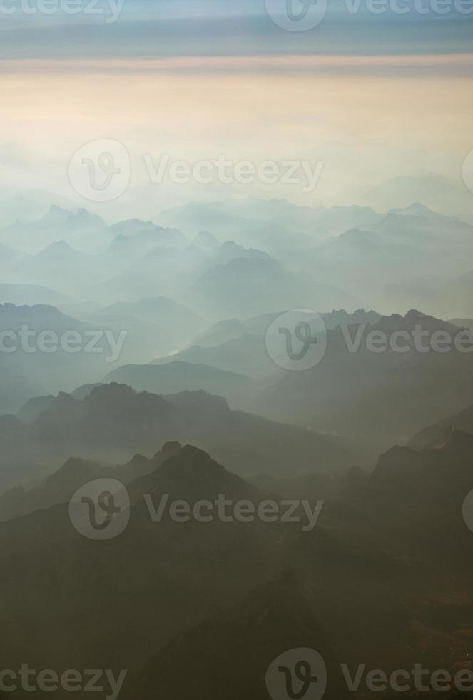 hermosas montañas pintorescas desde la altura de un ojo de pájaro foto