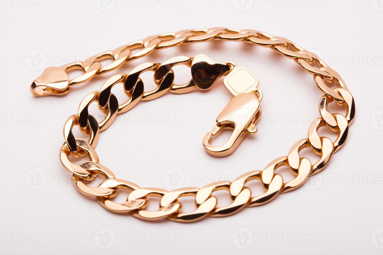 joyas de pulsera de oro de primer plano, cadena en la mano foto