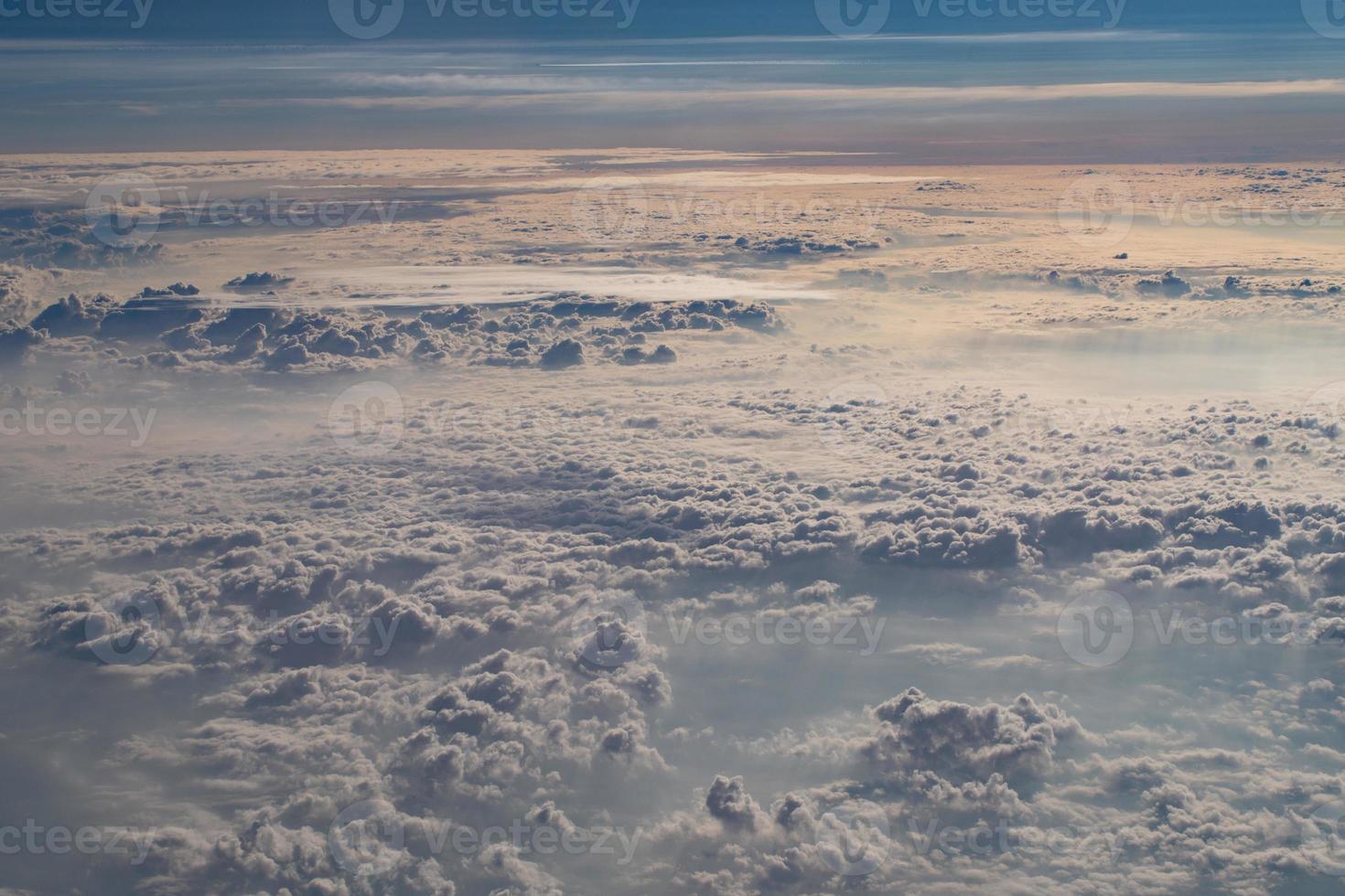 hermosas nubes esponjosas desde la ventana del avión foto
