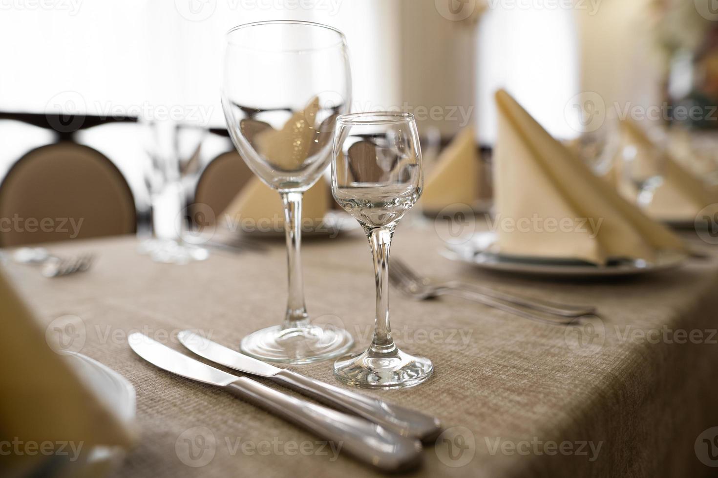 en la mesa festiva se sirven copas vacías y otros cubiertos. foto