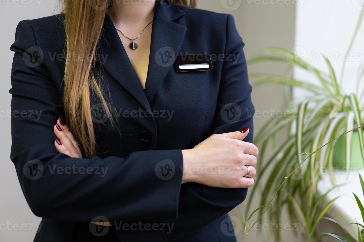 trabajadora de negocios en traje clásico con los brazos cruzados. foto