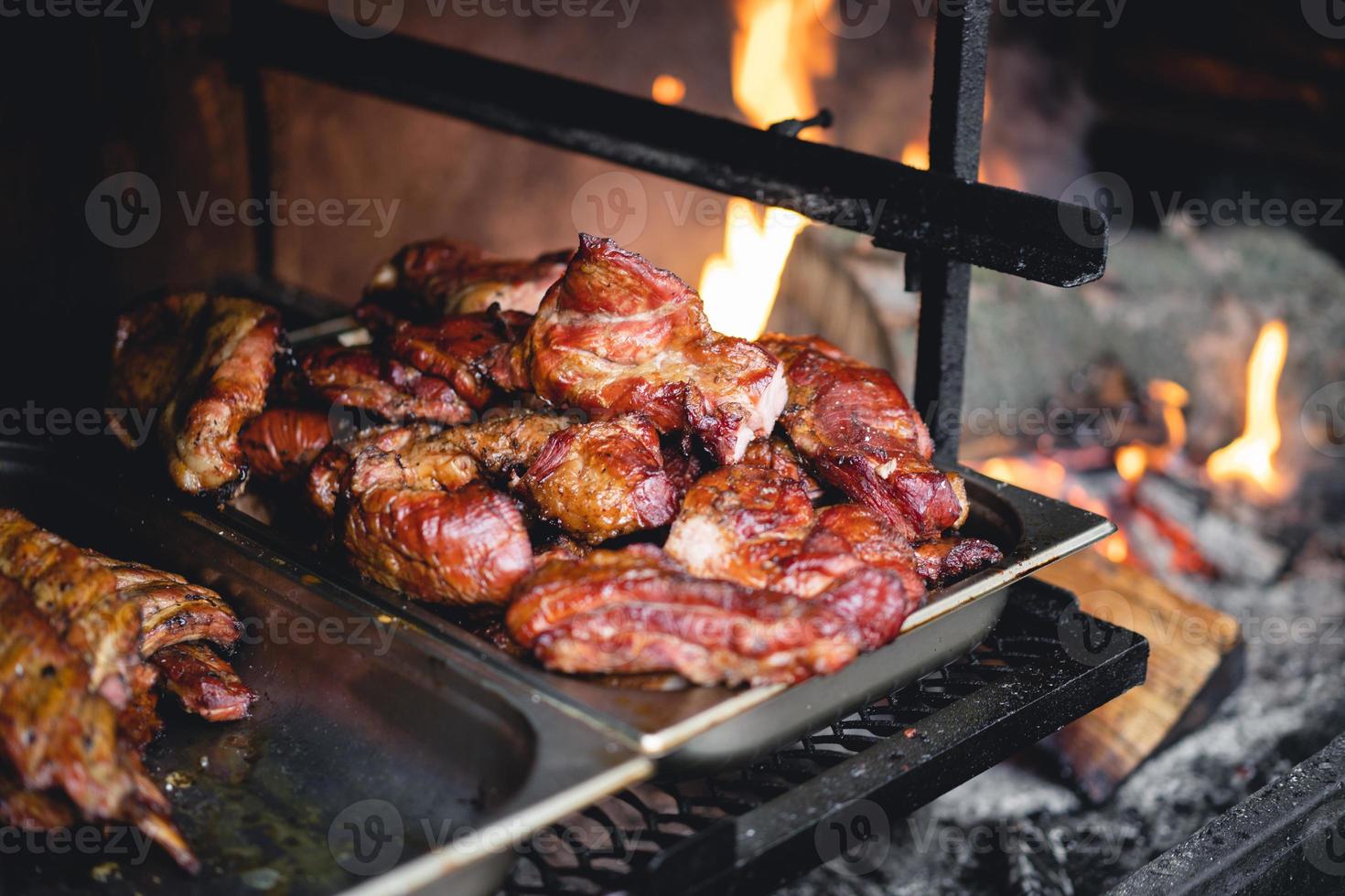 mucha carne al horno a la parrilla foto