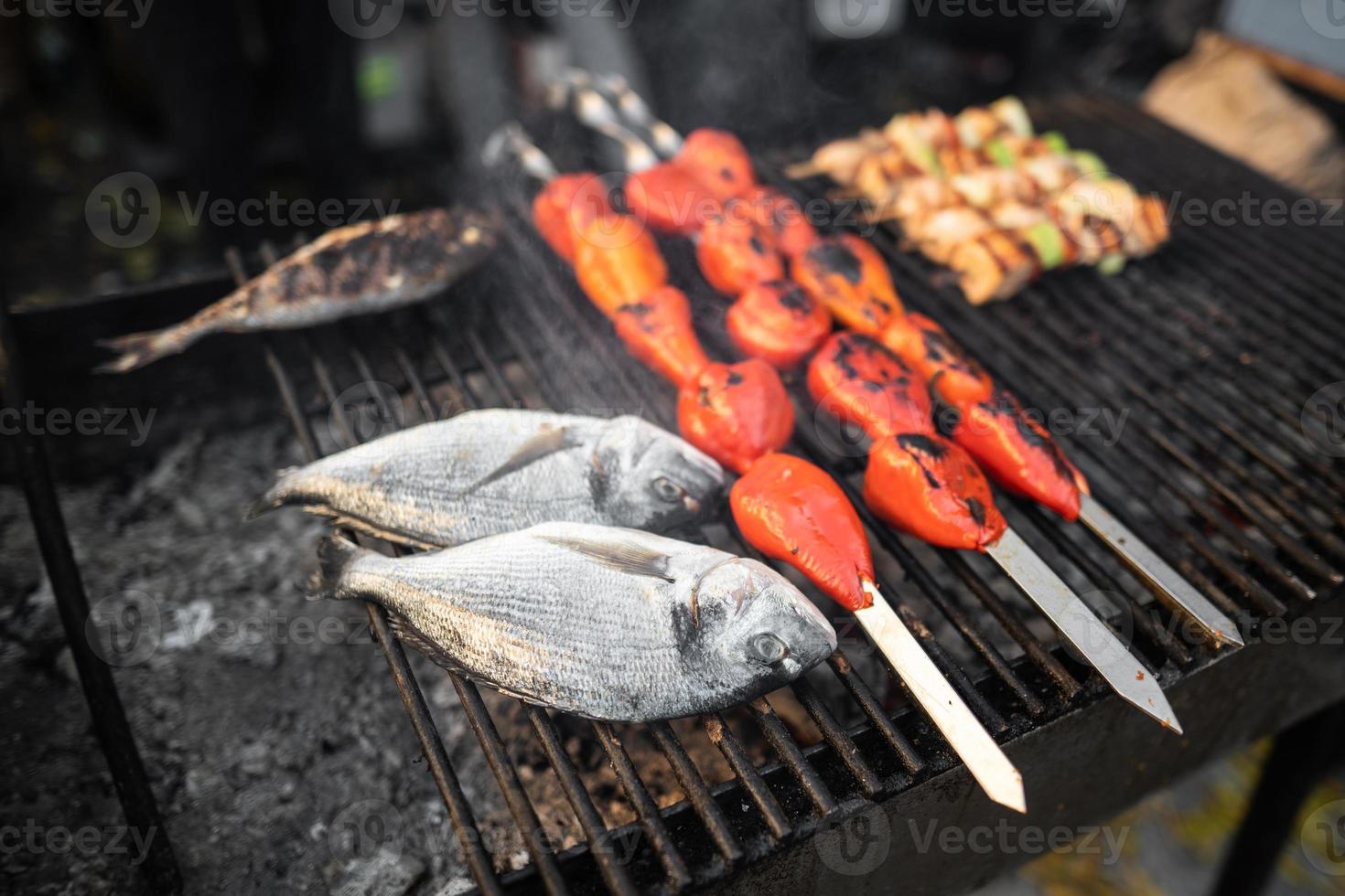 cerrar el sabor del pescado a la parrilla foto