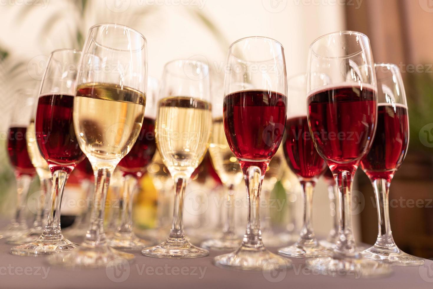 muchas copas de vino en el buffet de mesa foto