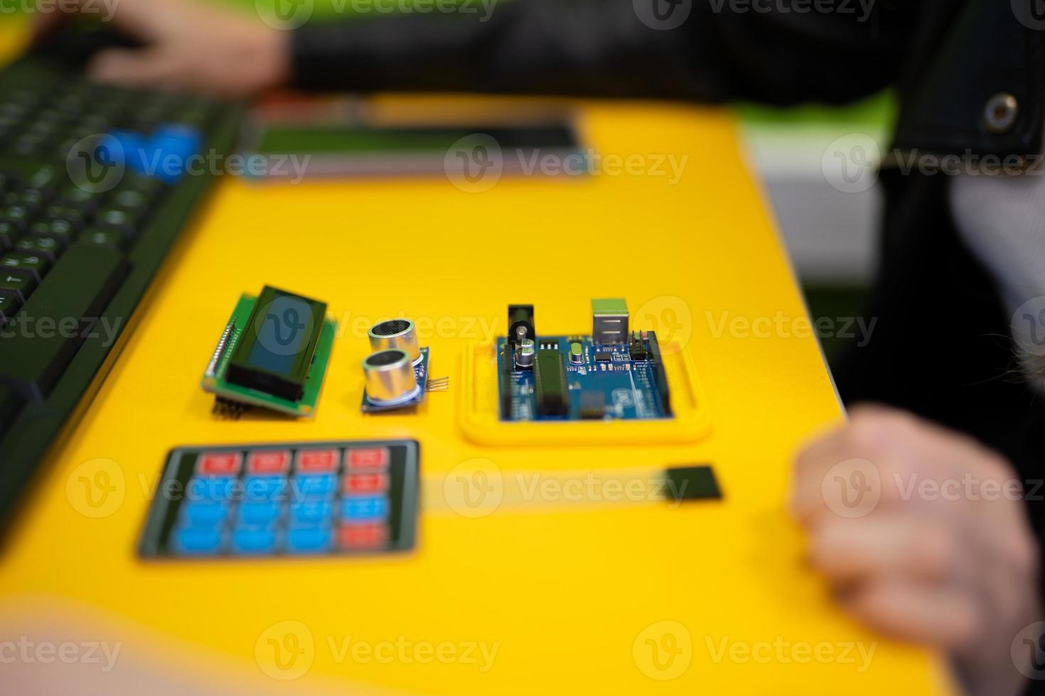 los ingenieros ensamblan circuitos eléctricos a partir de componentes de radio en un laboratorio. foto