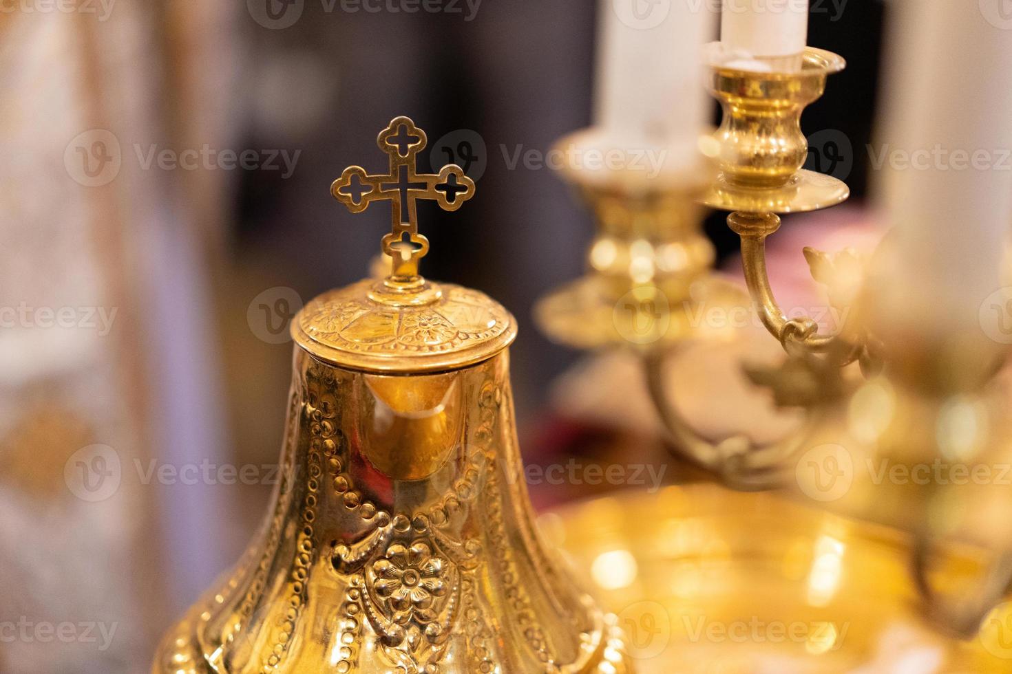 los accesorios de la iglesia para el servicio del sacerdote están hechos de oro. foto