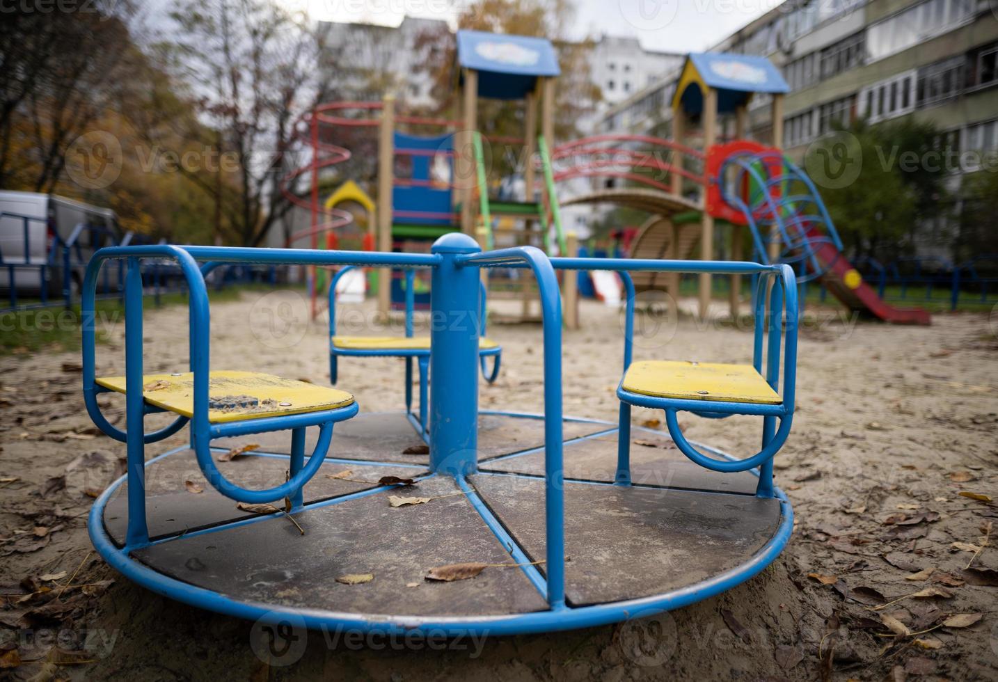 un columpio solitario y vacío en un patio de recreo sin gente. foto