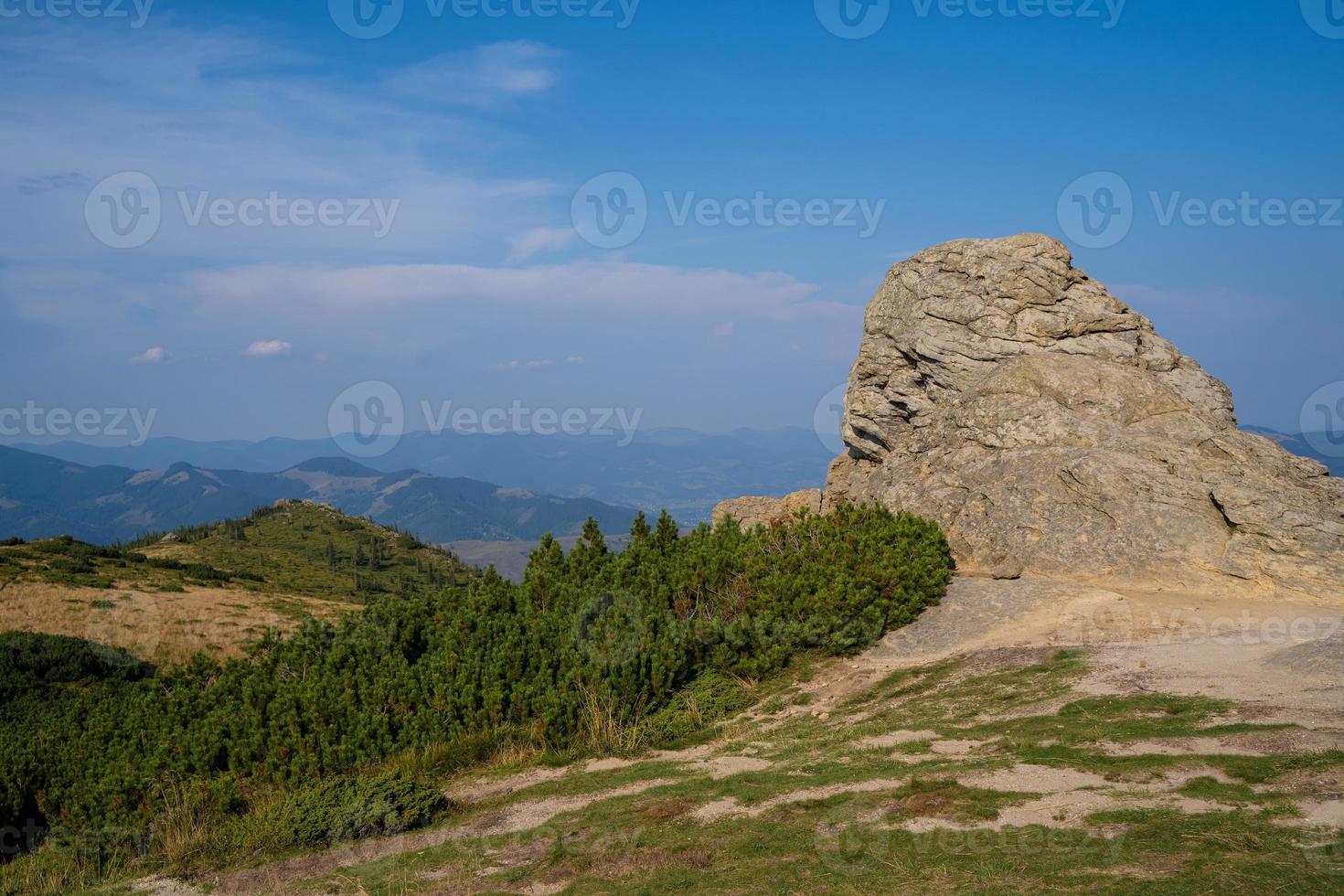 hermoso paisaje montañas cárpatos en ucrania foto