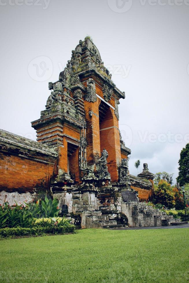 esta es la entrada de un templo en bali y contiene muchas tallas balinesas, los balineses suelen llamarlo candi bentar. foto