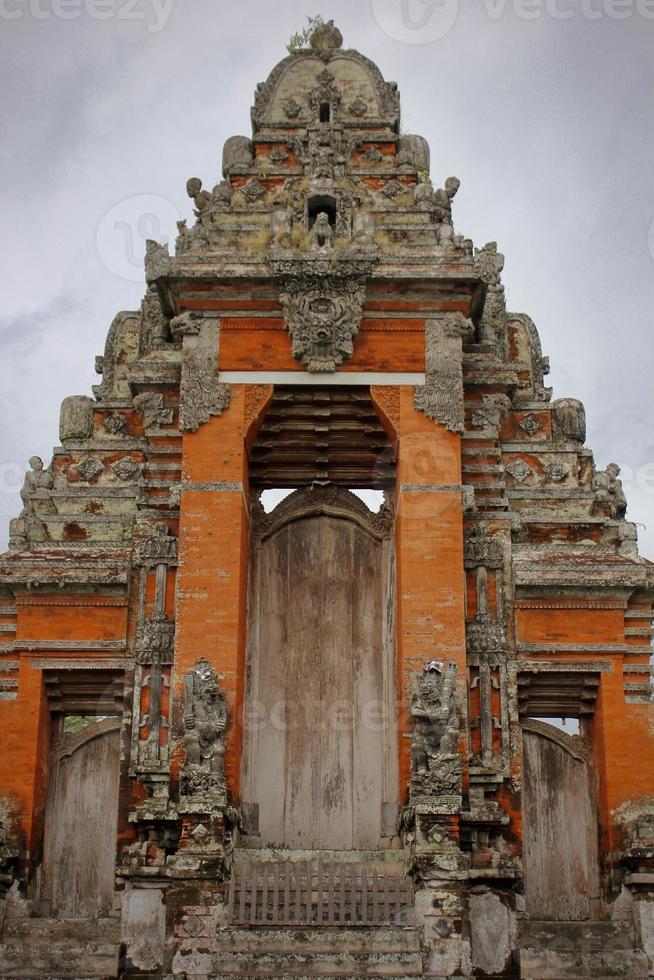 esta es la entrada de un templo en bali y contiene muchas tallas balinesas, los balineses suelen llamarlo candi bentar. foto