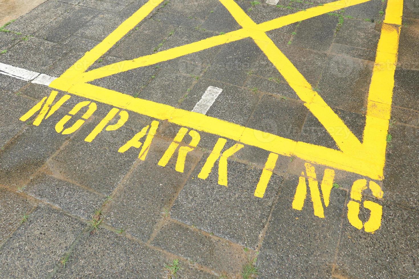 no hay señal de estacionamiento en la carretera negra en singapur foto