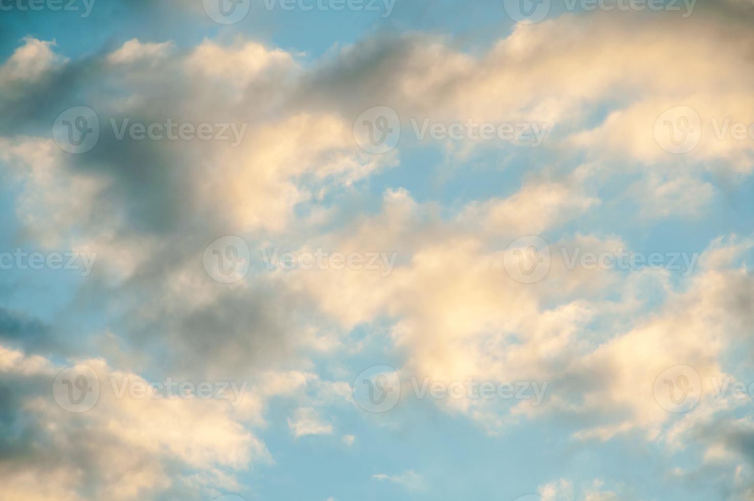 cielo sobre la puesta de sol foto