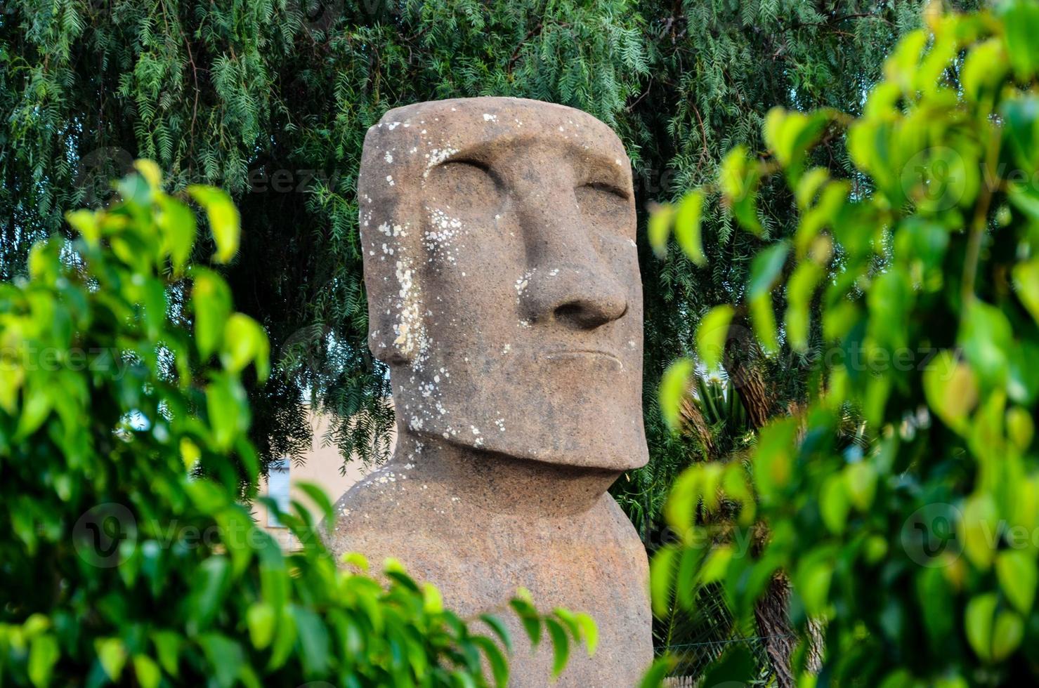 busto de piedra estilo moai foto