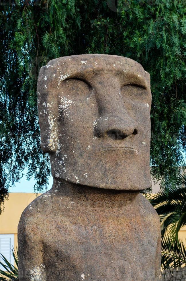 busto de piedra estilo moai foto