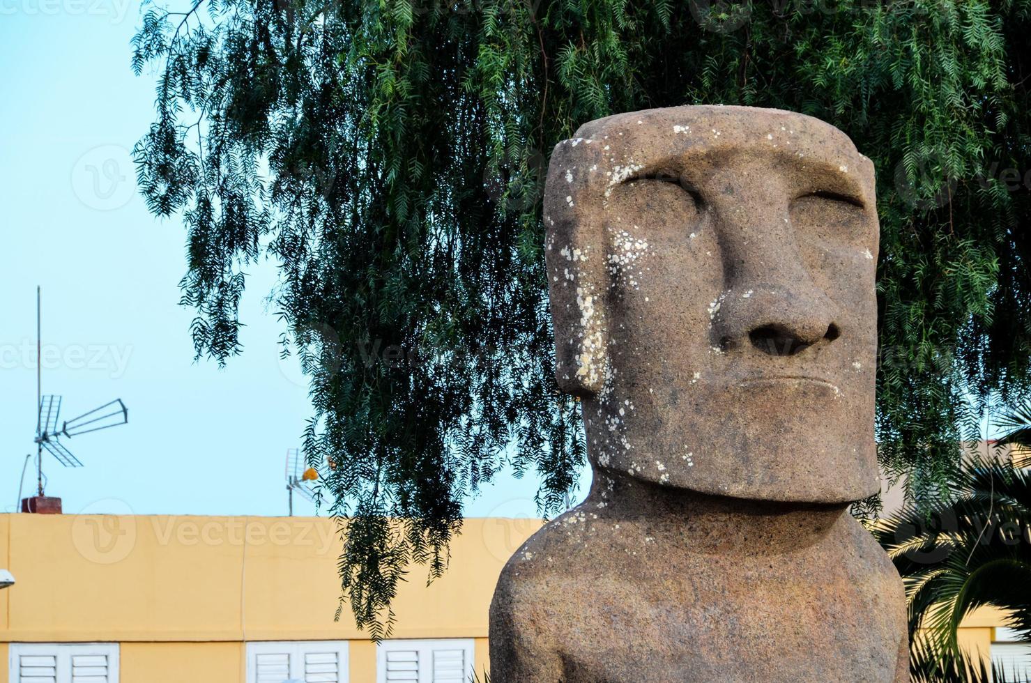 busto de piedra estilo moai foto