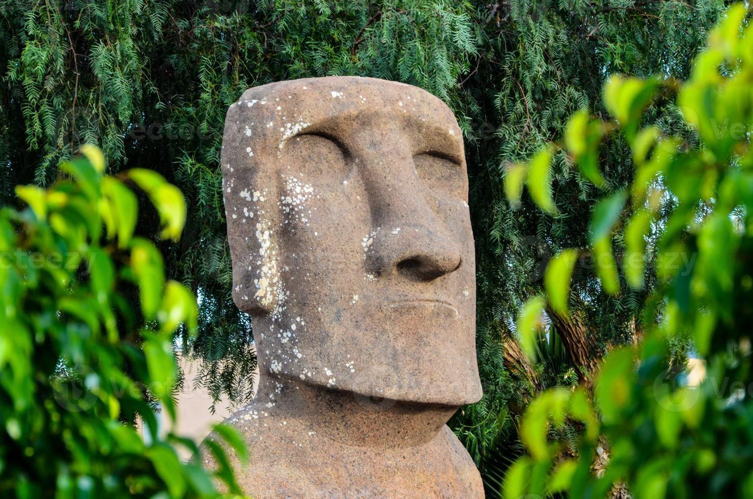 busto de piedra estilo moai foto