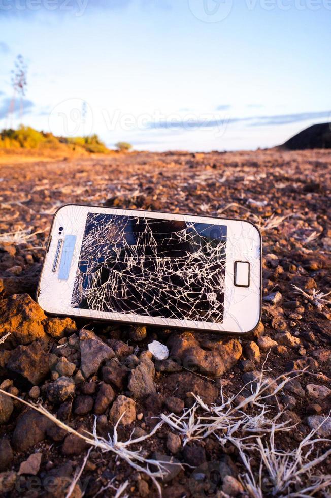 teléfono roto en el suelo foto