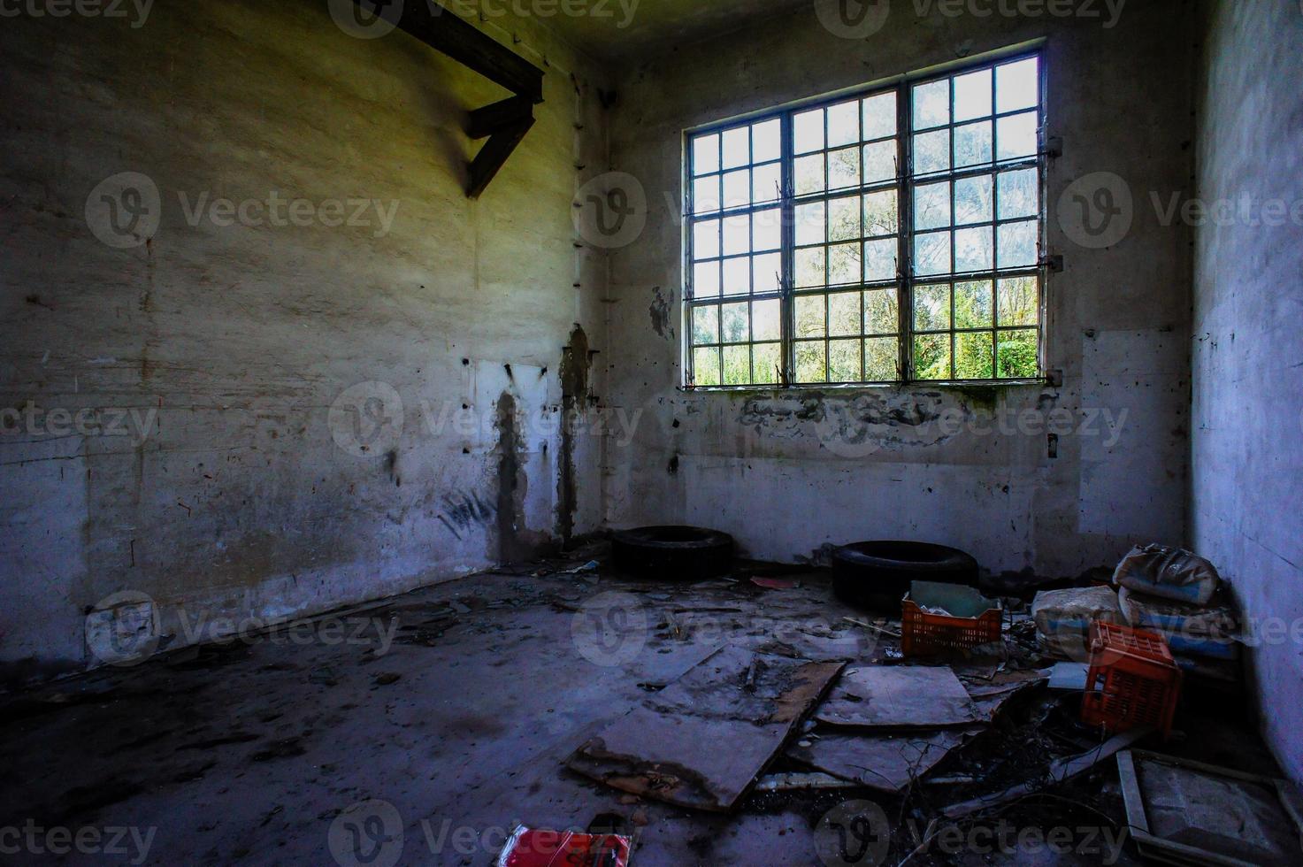 vista de un sitio abandonado foto