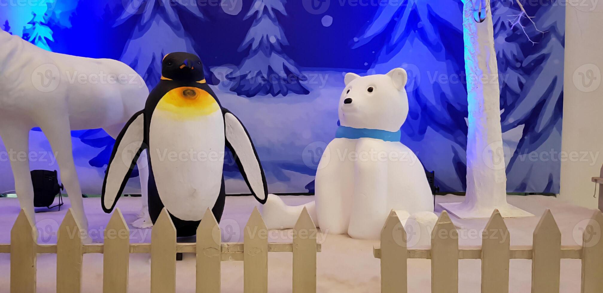 un solo pingüino y oso en festival de invierno foto