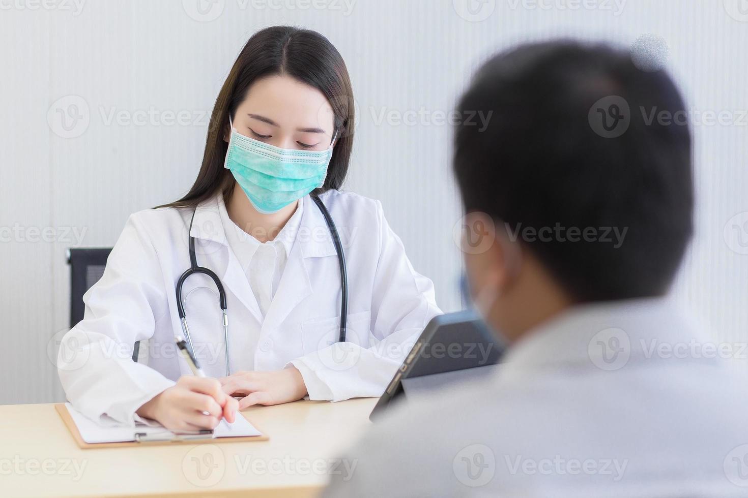 una doctora asiática usa una mascarilla médica foto