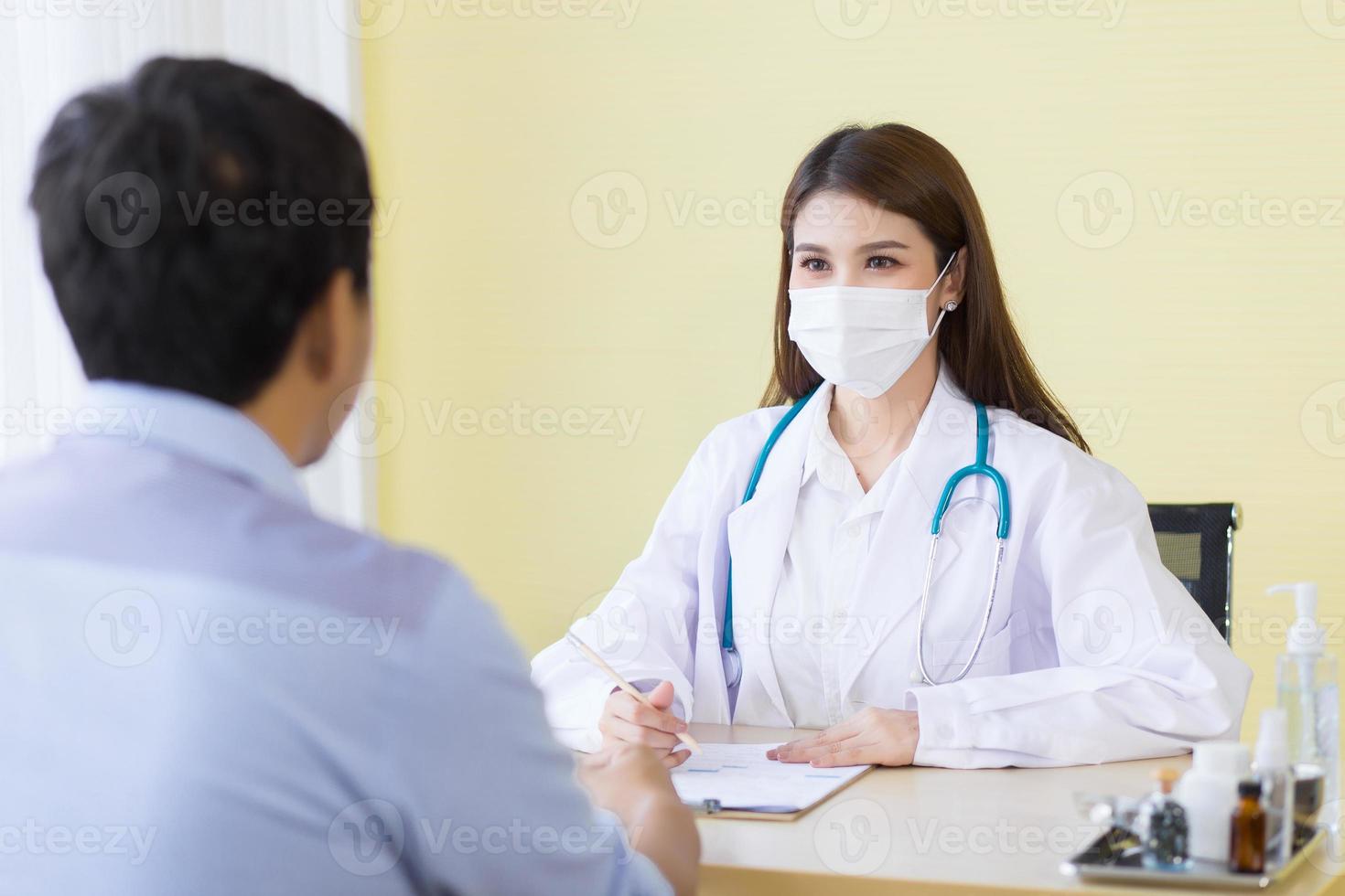 doctora asiática haciendo preguntas al paciente foto