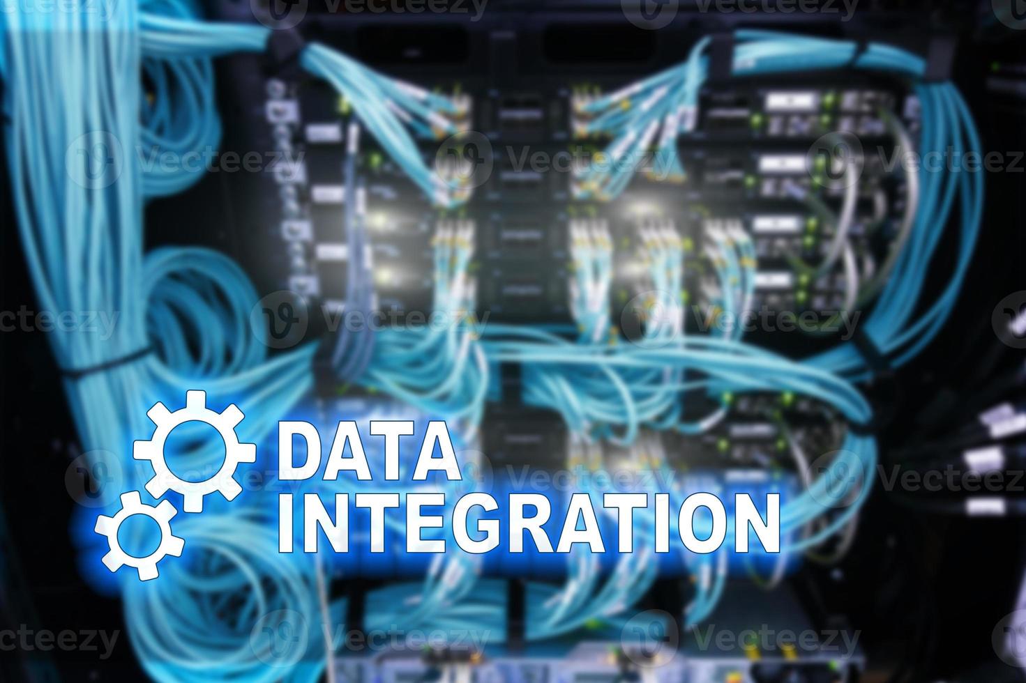 concepto de tecnología de la información de integración de datos en el fondo de la sala de servidores. foto