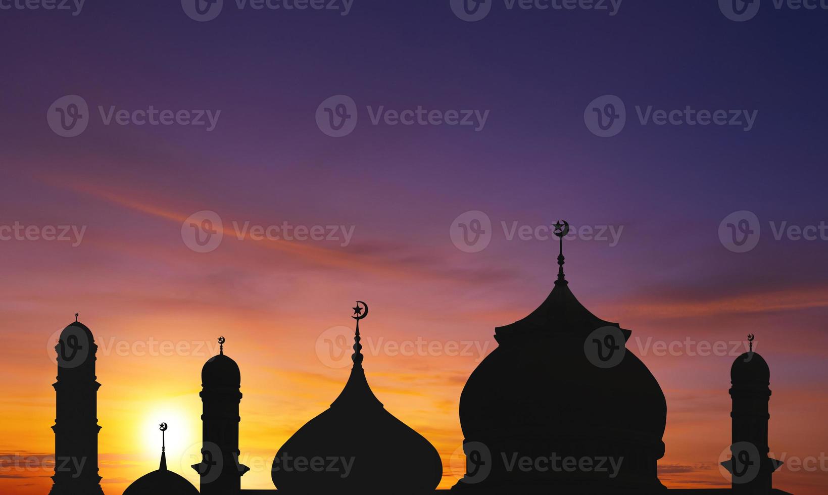 silueta de la cúpula de la mezquita contra el colorido cielo de la puesta de sol en la noche durante el período iftar en el mes sagrado del ramadán foto