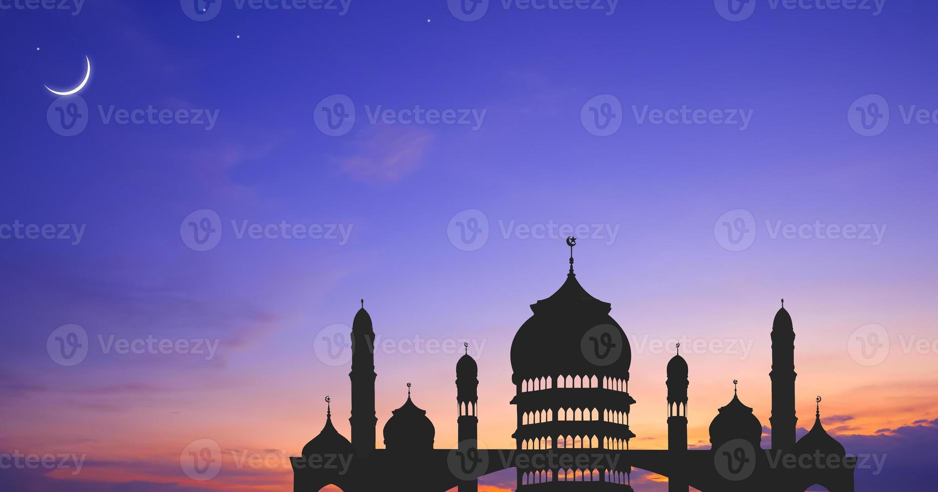 silueta de la cúpula de la mezquita contra el colorido cielo del atardecer y la luna creciente con estrellas en el crepúsculo vespertino, diseño de fondo para el período iftar durante el mes sagrado del ramadán foto