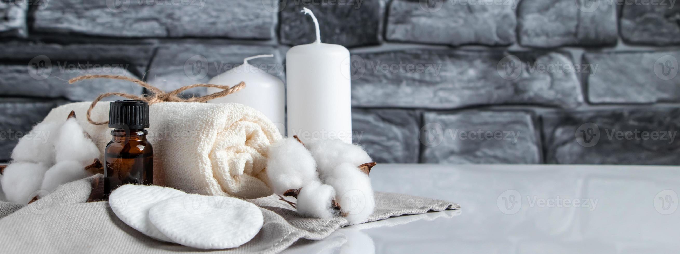 accesorios de spa y bienestar sobre fondo de piedra gris. concepto de cuidado facial y corporal. foto