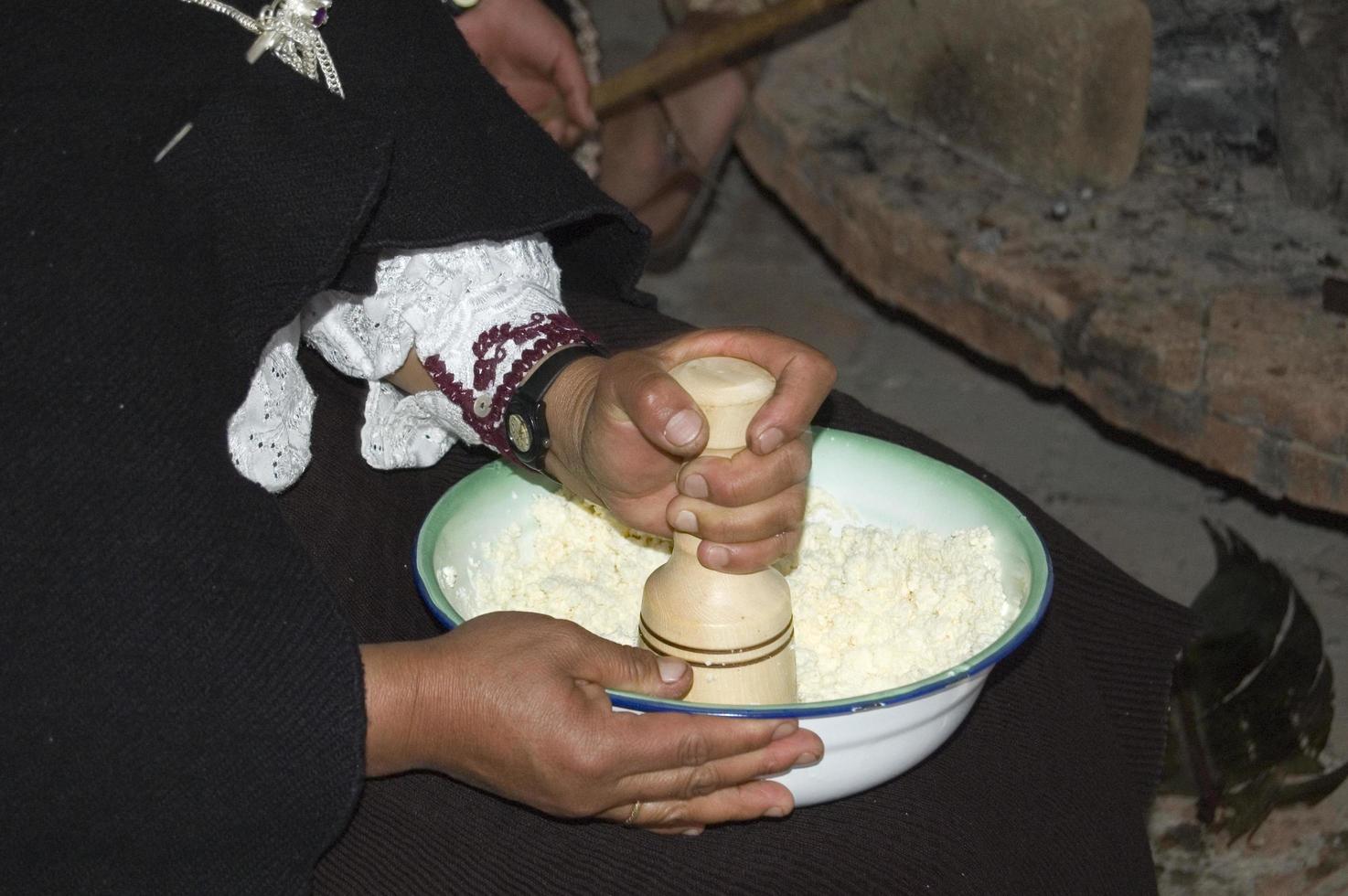 primer plano de manos humanas moliendo comida en un mortero. Ecuador foto