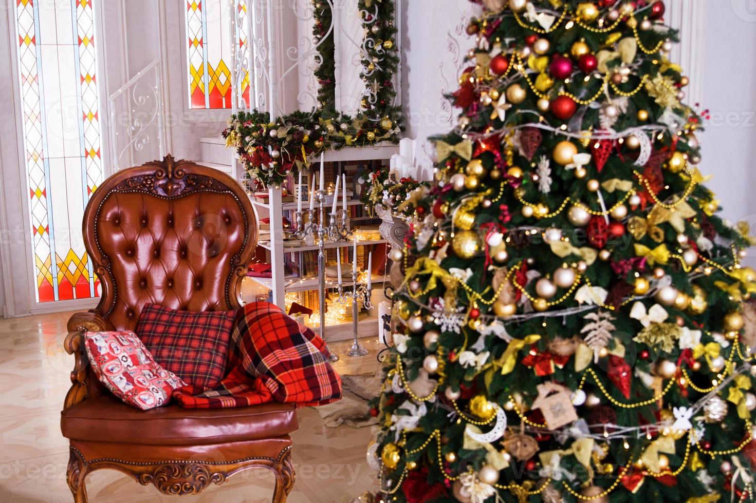 habitación interior clásica decorada en estilo navideño con árbol de navidad. foto