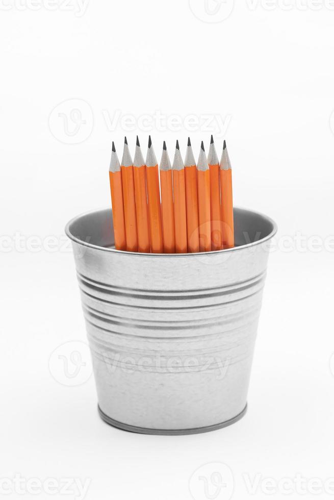 lápices sobre un fondo blanco en un balde foto