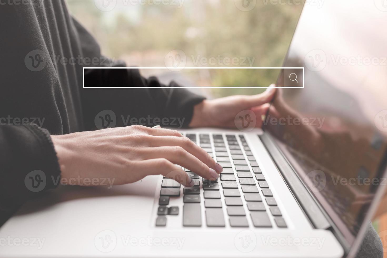 búsqueda de datos de información sobre el concepto de redes de Internet. las mujeres usan la computadora portátil para buscar en Internet, lo que les interesa. Motor de búsqueda con barra de búsqueda en blanco. foto