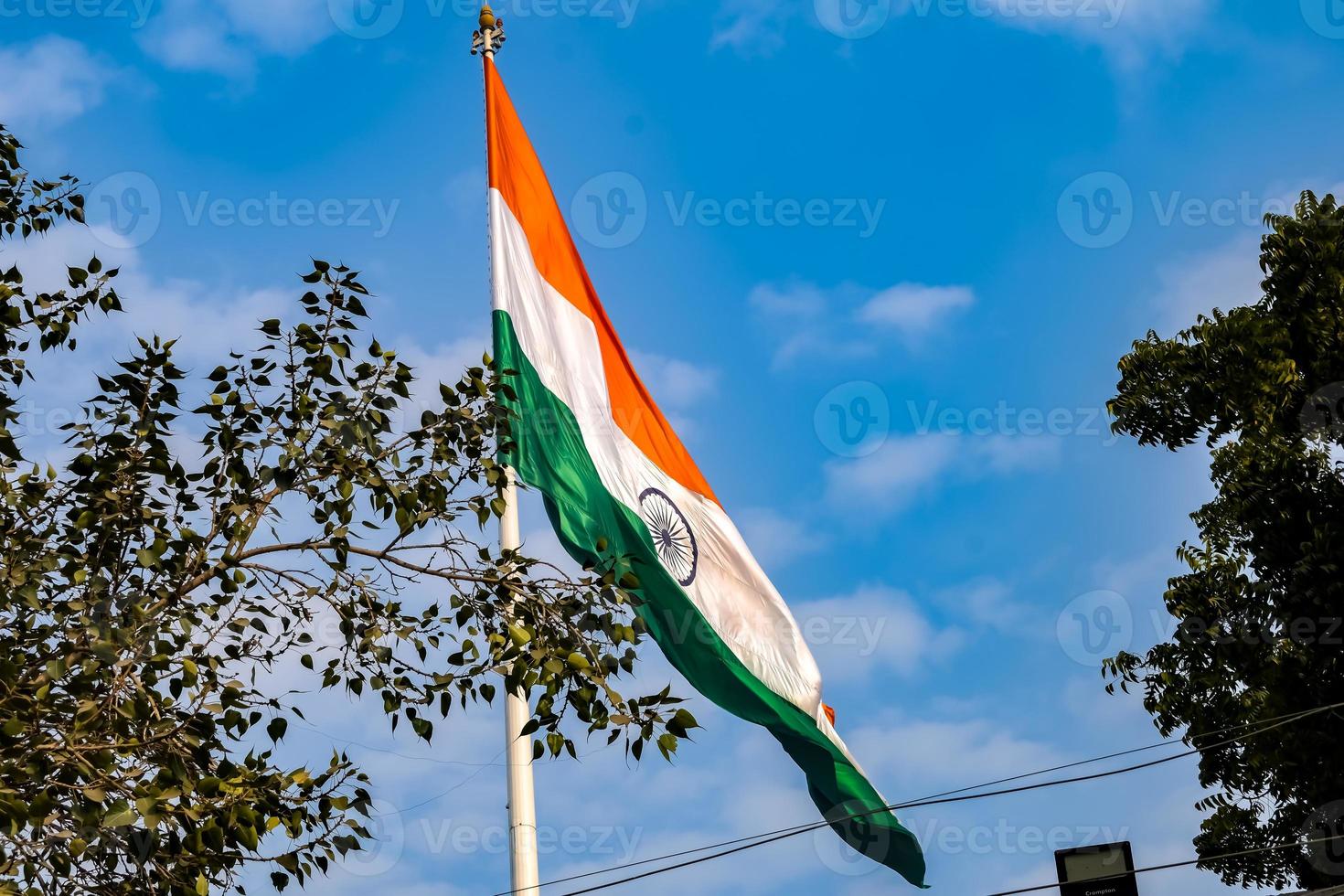 bandera india ondeando alto en connaught place con orgullo en el cielo azul, bandera india ondeando, bandera india el día de la independencia y el día de la república de la india, tiro inclinado, ondeando la bandera india, har ghar tiranga foto