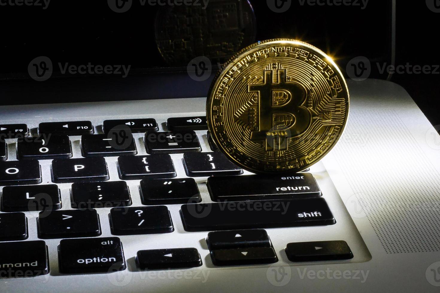 moneda nueva de bitcoin dorado, aceptando bitcoin para pago, concepto de finanzas, espacio de copia de computadora portátil foto