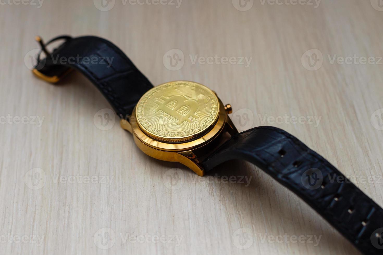 bitcoin y concepto de tiempo bitcoin en forma de esfera de reloj foto