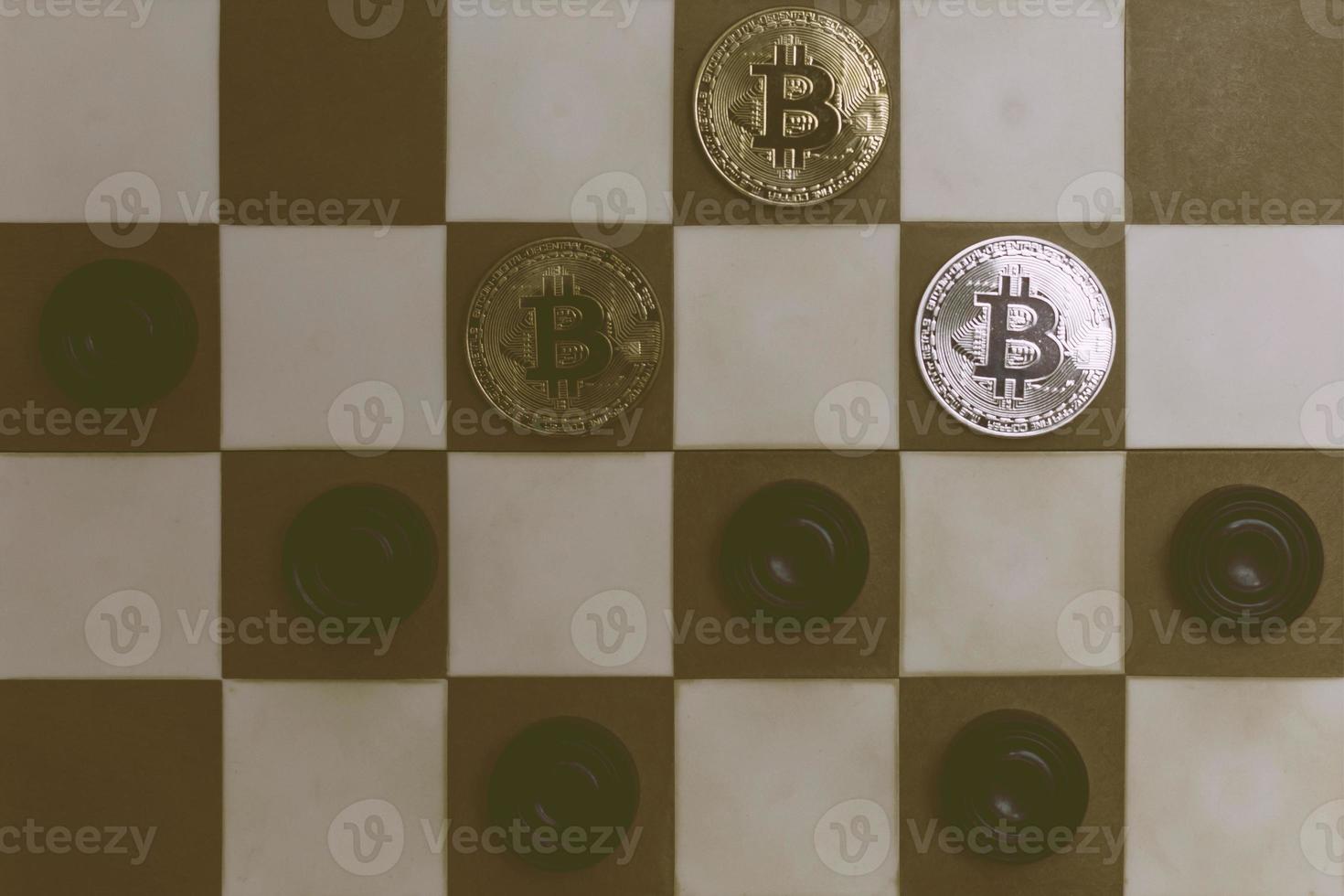 los bitcoins se oponen a los dólares en el juego de ajedrez foto