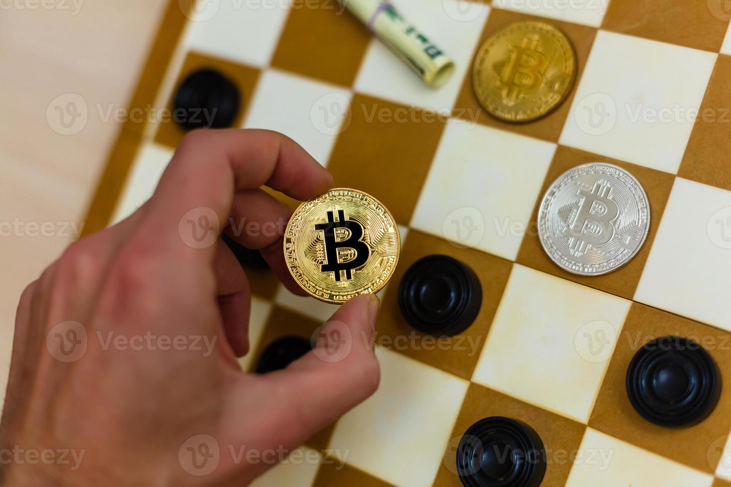 los bitcoins se oponen a los dólares en el juego de ajedrez foto